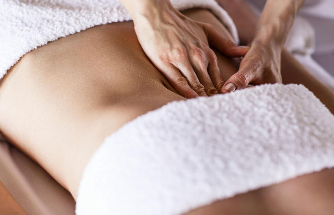 massage de l'abdomen pour détendre l'estomac